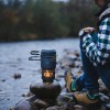 esbit-spirituskochset-aluminium-985ml-cs985ha-beim-kochen-am-fluss-lynxgear